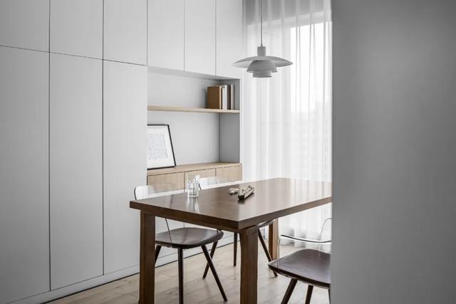 [裝修案例]117平米黑白灰的現(xiàn)代簡(jiǎn)約風(fēng)格 開放式廚房設(shè)計(jì) 純凈舒適的時(shí)尚空間