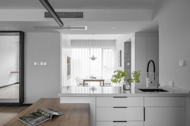 [裝修案例]117平米黑白灰的現(xiàn)代簡(jiǎn)約風(fēng)格 開放式廚房設(shè)計(jì) 純凈舒適的時(shí)尚空間