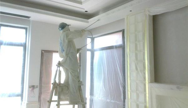 裝修施工：粉刷墻面是用滾輪粉刷還是用機(jī)器噴涂？哪種更好？