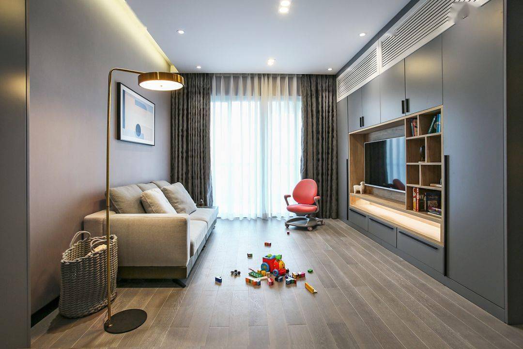 今天分享的是一套建筑面積102平米的現(xiàn)代輕奢風三居室案例，屋主夫妻和女兒、母親一家四口人居住，整體來說是比較緊湊的剛需三房案例，設(shè)計師以輕松、時尚的灰色調(diào)作為主色，搭配格調(diào)滿滿的木質(zhì)家具，營造出簡約、輕奢的感覺。    平面布置圖    入戶玄關(guān)和餐廳連在了一起，利用了入戶門側(cè)方的墻面來做上一整墻的柜子，把鞋柜和餐邊柜結(jié)合在一起使用，更為省空間。    復(fù)古的木質(zhì)餐桌椅到灰色調(diào)的背景，金屬質(zhì)感的吊燈，整個餐廳看起來非常有格調(diào)感。在餐桌椅側(cè)方加上隔板的設(shè)計，增強儲物能力。    位于餐廳另一側(cè)的就是客廳空間了，客廳的茶幾被舍棄，中間留空方便作為孩子的娛樂區(qū)，米色布藝沙發(fā)和暖灰色背景墻讓人感覺更加溫馨。    客廳的電視背景墻則是被利用起來做了收納，整墻的柜子留空電視周邊的部分區(qū)域，加上藏光之后使用更方便，看起來也更大氣。    廚房內(nèi)部的櫥柜延續(xù)了客餐廳的柜子顏色，深灰色的大理石墻磚搭配灰色的啞光地磚，整個廚房看起來很有現(xiàn)代感。    臥室選擇了以藍灰色為主，在臥室頂部吊頂內(nèi)加上藏光，用吊燈、臺燈等代替主燈，讓臥室看起來更為簡潔。    在主臥室里還有一個迷你的衣帽間，U字形布局的柜子把角落空間充分用上。衣帽間外的床頭柜改成了梳妝臺，使用起來更加方便。    老人房選擇了榻榻米床組合衣柜和書桌的設(shè)計，榻榻米的安全性會更高一些，加上一張書桌也方便屋主母親看看書。    衛(wèi)生間內(nèi)部是三角形的布局方案，鉆石形的淋浴房做在了轉(zhuǎn)角處，兩側(cè)擺放洗手臺和馬桶。洗手臺上方的鏡柜做了藏光的設(shè)計，看起來更時尚。